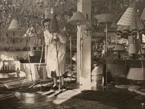 Historisches Foto: Verkaufsraum von Lampen Krömer mit Steh- und Kronleuchten