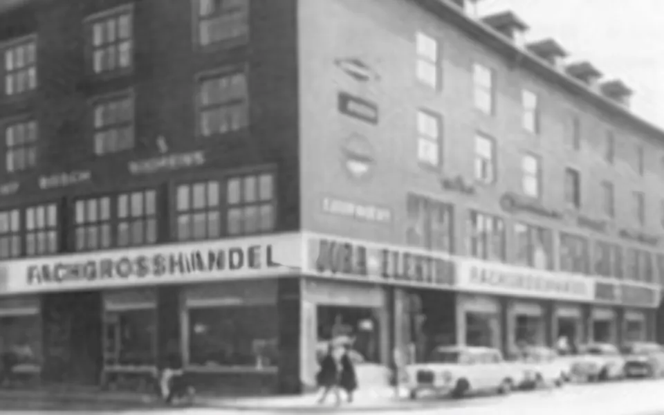 Historisches Foto: Eckgebäude mit dem Schriftzug JORA Elektro Fachgroßhandel