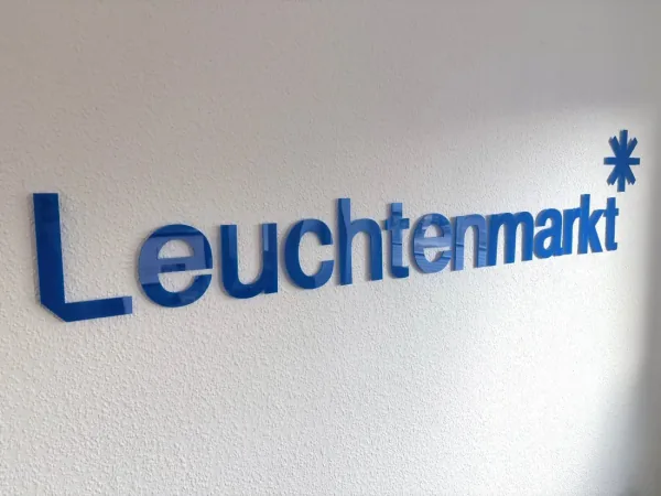 Leuchtenmarkt-Schriftzug an der Wand