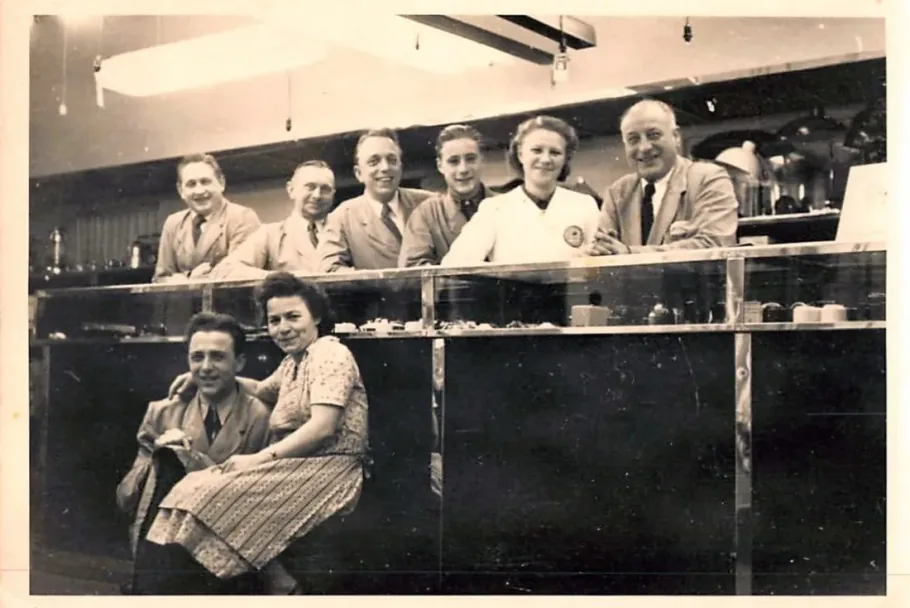 Historisches Foto: Team hinter dem Verkaufstresen