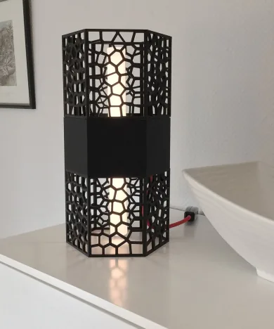 VORONESTRA: schwarze 3D-gedruckte Tischleuchte mit Voronoi-Muster